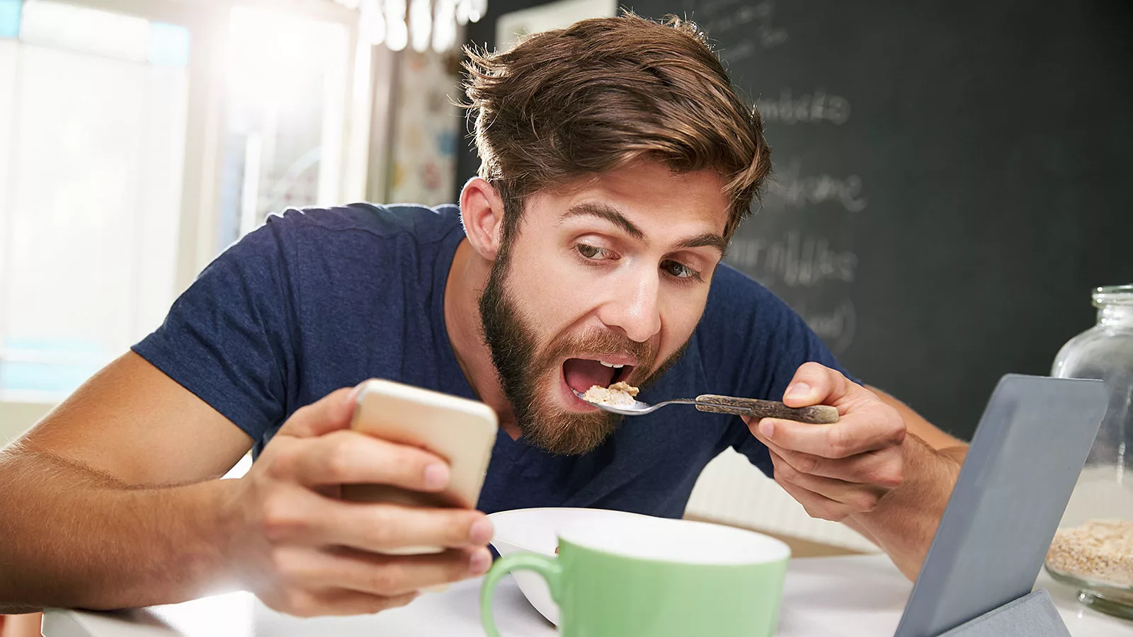 مخاطر استخدام الهاتف أثناء تناول الطعام 2 مخاطر استخدام الهاتف أثناء تناول الطعام