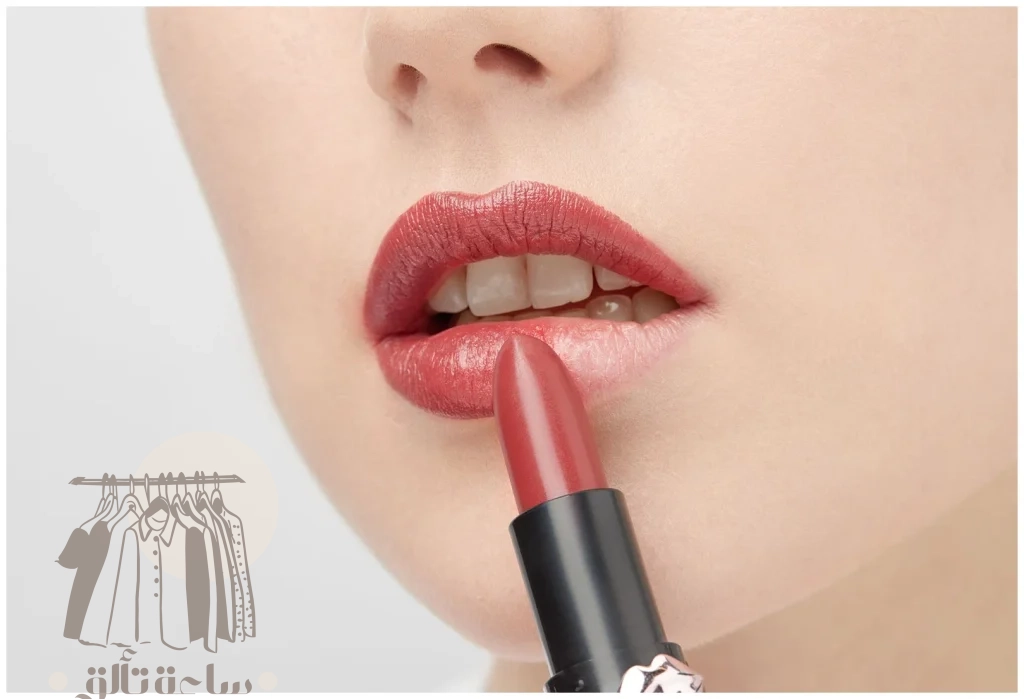 طلاء الشفاه الأحمر: دفء الخريف الذي لا يقاوم