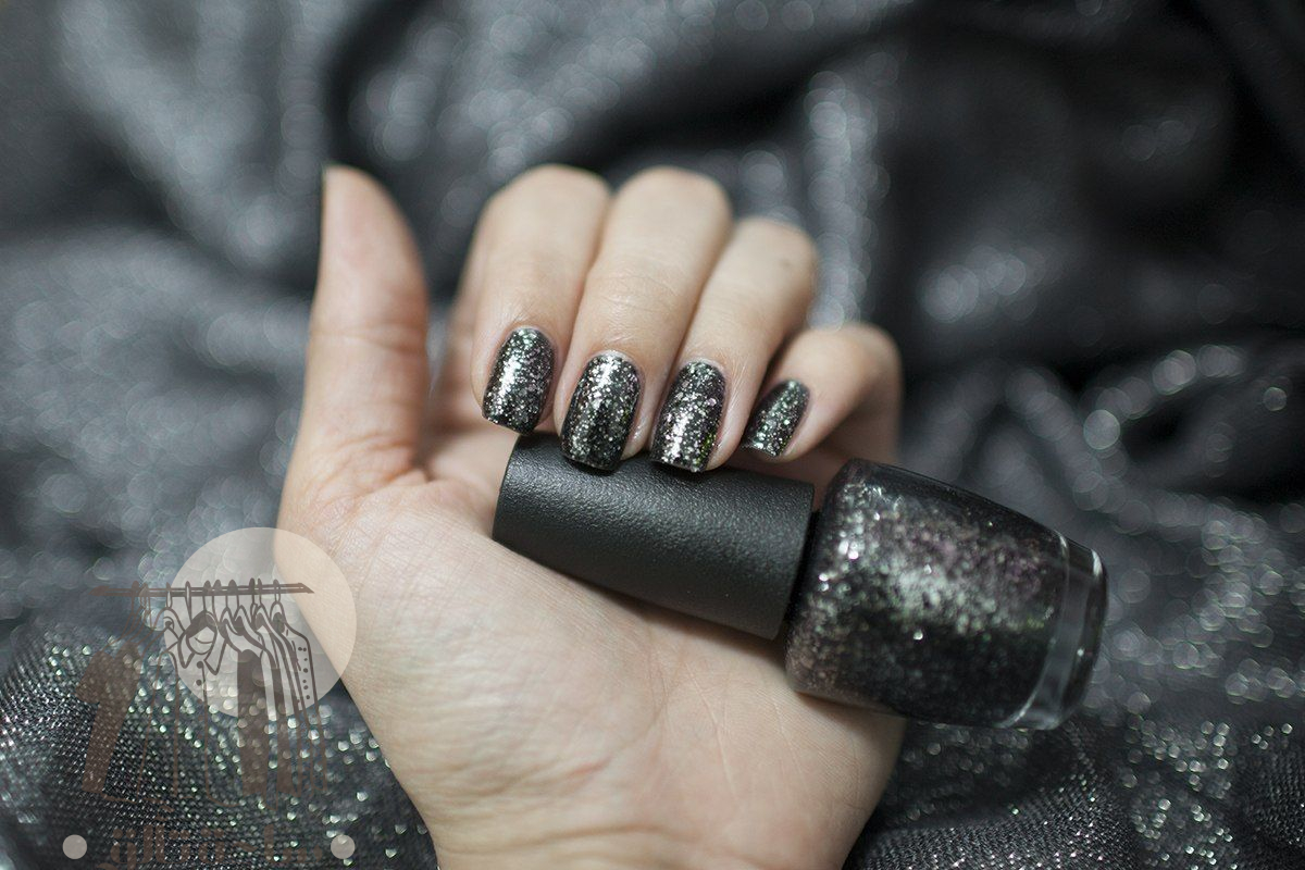 تألقي بلمسة الأظافر السوداء الراقية لموضة شتاء هذا العام