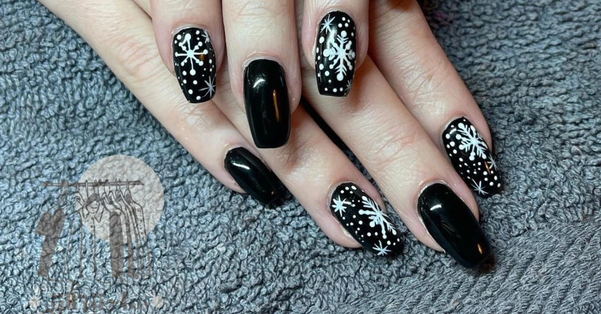 تألقي بلمسة الأظافر السوداء الراقية لموضة شتاء هذا العام
