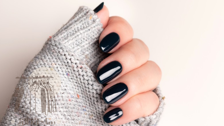 تألقي بلمسة الأظافر السوداء الراقية لموضة شتاء هذا العام