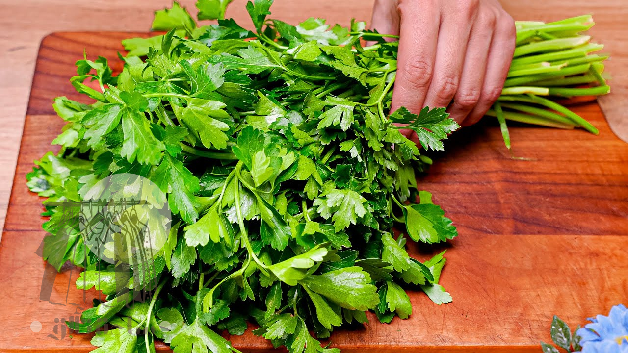 استعيدي لمعان شعرك في رمضان بمغلي البقدونس